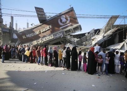 مواطنون يصطفون للحصول على خبز أمام مخبز انهار جزئيًا بفعل القصف الإسرائيلي. 4 نوفمبر 2023. تصوير أشرف عمرة