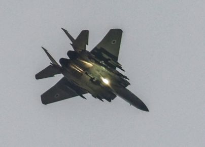 طائرة مقاتلة تابعة للقوات الجوية الإسرائيلية تطلق قنابل مضيئة أثناء تحليقها على طول الحدود مع قطاع غزة في 12 نوفمبر، 2023