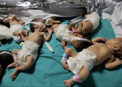 الأطفال الخدج في مستشفى الشفاء بعد توقف الكهرباء عن الحاضنات. 14 نوفمبر 2023. GETTY Images