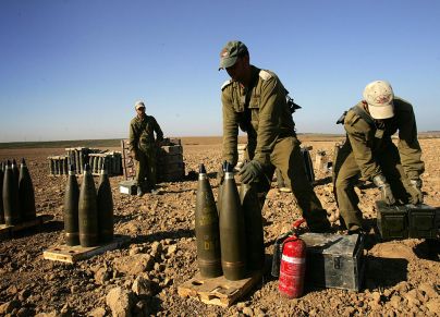 جنود الاحتلال مع قنابل