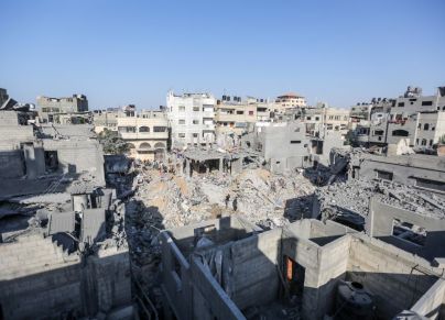 تدمير أبنية سكنية بسبب قصف إسرائيلي في دير البلح وسط قطاع غزة