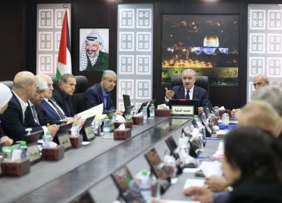 رئيس الوزراء الفلسطيني محمد اشتيةيقود الاجتماع الأسبوعي لمجلس الوزراء في رام الله بالضفة الغربية في 13 نوفمبر 2023.