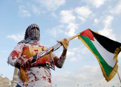 متظاهر يعكس غزة الجريحة في صنعاء باليمن -  Mohammed Hamoud/Getty Images