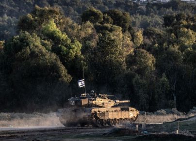 دبابة إسرائيلي في كيبوتس بئيري بغلاف غزة - Mostafa Alkharouf/ Getty Images 