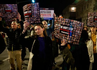 إسرائيليون يتظاهرون قبالة مقرّ رئاسة الوزراء في القدس للمطالبة باستعادة المحتجزين الإسرائيليين في غزة 
