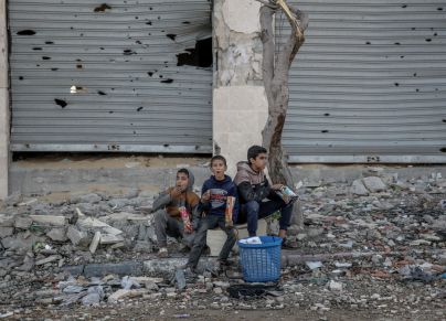 أطفال أمام مبنى طاله القصف الإسرائيلي في غزة