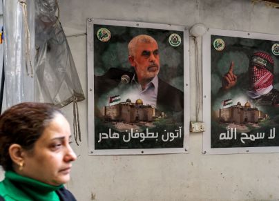 ملصق ليحيى السنوار على جدار في مخيم برج البراجنة جنوب بيروت – ANWAR AMRO/ Getty Images