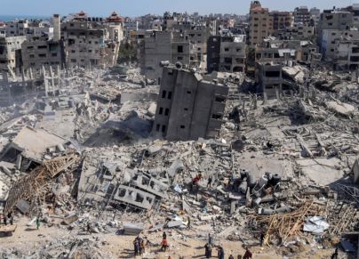 محيط مستشفى الشفاء غزة جرّاء الدمار الإسرائيلي )محمد حجّار/ (EPA 