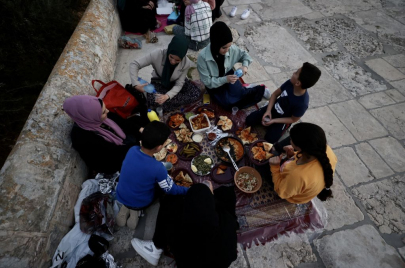 وجبة الإفطار في رمضان - باحات الأقصى