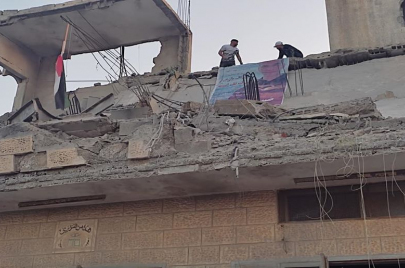 علم فلسطين وصورة الشهيد ضياء على أنقاض المنزل بعد تفجيره | فيسبوك