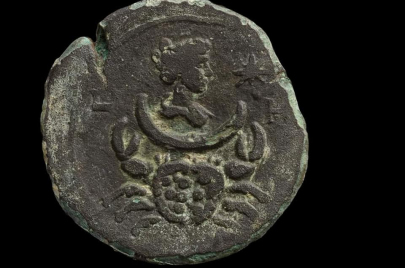 عملة برونزية نادرة تُمثّل إلهة القمر الرومانية "لونا"