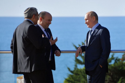 من لقاء الرئيس الروسي فلاديمير بوتين مع رئيس الوزراء الإسرائيلي السابق ونائب رئيس الوزراء الحالي نفتالي بينيت في مدينة سوشي الروسية العام الماضي (gettyimages)