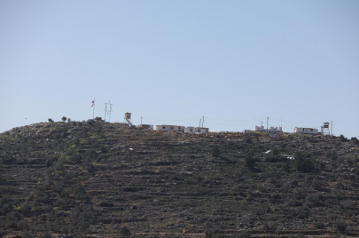 بؤرة افيتار التي شيّدها مستوطنون على أراضي جبل صبيح في بيتا في 2021 (Issam Rimawi/Getty) 