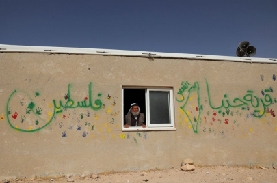 محمد جبارين (60 عامًا)، يقف على نافذة منزله في قرية جنبا، وهي جزء من منطقة مسافر يطا في الضفة الغربية - HAZEM BADER/Getty