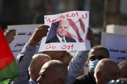 لافتة رُفعت في رام الله، تنديدًا بزيارة الرئيس الأمريكي جو بايدن (ABBAS MOMANI/Getty)