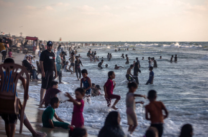 هربًا من الأجواء الحارّة، يلجأ الغزيون إلى البحر - Yousef Masoud/ Getty