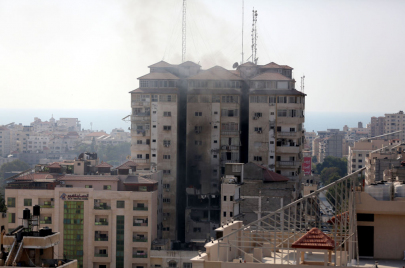 غارة إسرائيلية استهدفت برج فلسطين في حي الرمال (gettyimages)