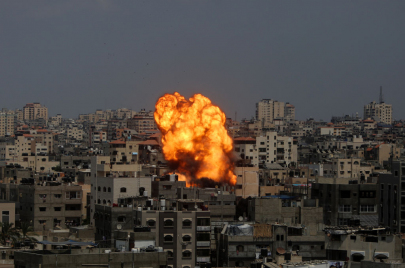 غارة إسرائيلية على قطاع غزة يوم أمس السبت (gettyimages)