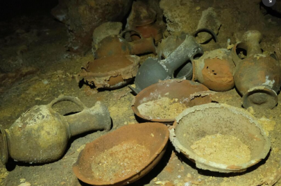 أدوات دفن عثر عليها في كهف دفن في قرية النبي روبين جنوب يافا