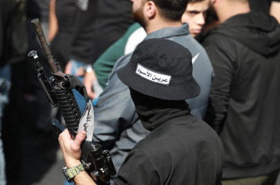 أحد مسلحي عرين الأسود في نابلس أثناء تشييع الشهيد وديع الحوح -  Issam Rimawi/Getty