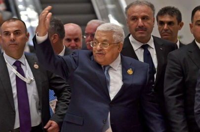 الرئيس الفلسطيني محمود عباس في القمة العربية في الجزائر قمة لم الشمل