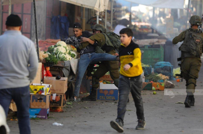 قامت قوات الاحتلال بحماية المستوطنين أثناء اعتدائهم على الفلسطينيين (تويتر)