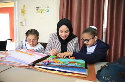 تيماء سلامة مع طلبة مكفوفين من غزة