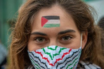 متظاهرة مؤيدة لفلسطيني في تشيلي - MARTIN BERNETTI/A Getty