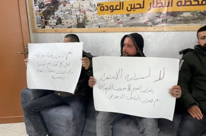 معتصمون يطالبون بإجراء انتخابات للجنة المخيم