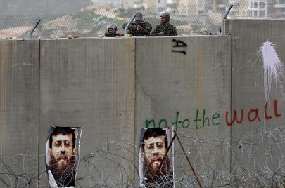  صور خضر عدنان على الجدار الإسرائيلي الفاصل في قرية بلعين غرب رام الله/ 2012 - ABBAS MOMANI/ Getty Images