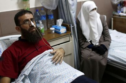 زوجة خضر عدنان إلى جانبه في المستشفى، أثناء إضراب 2015 - AHMAD GHARABLI/Getty Images 