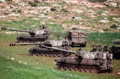 صورة توضيحية: دبابات إسرائيلية خلال مناورة عسكرية على أراضي مصادرة في بلدة عقربا 