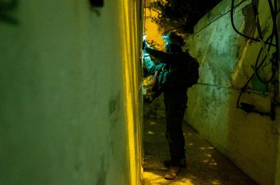 جندي في جيش الاحتلال أثناء اقتحام أحد المنازل الفلسطينية