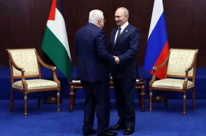 لقاء سابق بين الرئيس محمود عباس ونظيره الروسي فلاديمير بوتين - VYACHESLAV PROKOFYEV/ Getty Images
