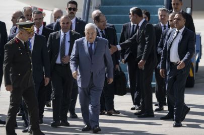 الرئيس محمود عباس لدى وصوله مطار "إيسنبوغا" في أنقرة - Emin Sansar/ Getty Images