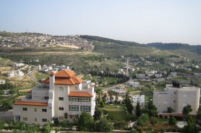 مشهد عام من بلدة قطنة شمال غرب القدس