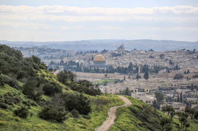 صورة عامة من جبل الزيتون في القدس، يُظهر البلدة القديمة وقبة الصخرة وكنيسة 
