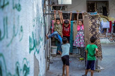 أطفال يلهون في مخيم جباليا للاجئين شمال قطاع غزة - (Mahmoud Issa/Getty Images) 