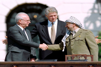 ياسر عرفات يصافح اسحق رابين بحضور بيل كلنتون بعد توقيع اتفاق أوسلو في البيت الأبيض