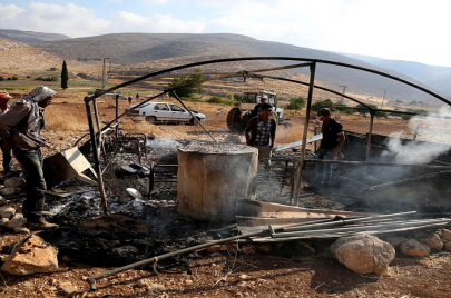 إحراق خيمة في قرية عين سامية، تحالف المستوطنين والدولة الإسرائيلية إخفاء 6 قرى عن الخارطة