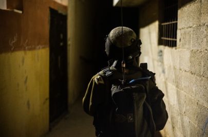 جندي في جيش الاحتلال أثناء تنفيذ اعتقالات 