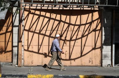 رجل يسير في أحد شوارع الخليل - MOSAB SHAWER/Getty Images
