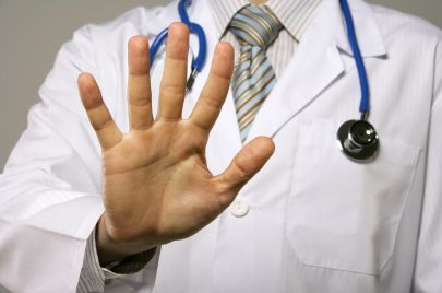 الأطباء غاضبون: سنخلي مراكز الصحة إذا لم تتم محاسبة أسامة النجار