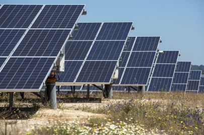 إنشاء محطات الطاقة الشمسية مجال يزدهر في المستوطنات، ويكتسب زخمًا -  getty