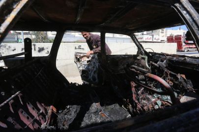 فلسطيني يتفقد سياراته في حوارة بعد حرقها على يد المستوطنيين. تصوير نضال اشتية