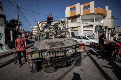 آلية عسكرية إسرائيلية بعد نقلها لقطاع غزة