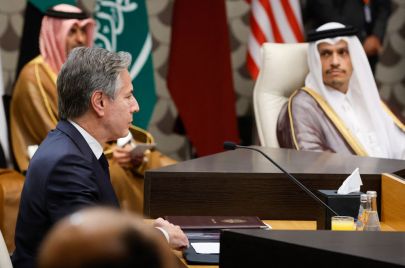 وزير الخارجية الأمريكي أنتوني بلينكن (يسار) اجتماعًا مع رئيس الوزراء ووزير الخارجية القطري محمد بن عبد الرحمن آل ثاني