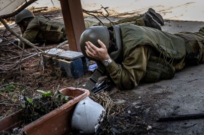 جنود في جيش الاحتلال يحتمي أثناء إنذار بهجوم صاروخي في كيبوتس كفار عزة، بالقرب من الحدود الجنوبية الإسرائيلية مع قطاع غزة في 8 نوفمبر، 2023