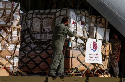 يتم تحميل المساعدات الإنسانية المقرر إرسالها إلى قطاع غزة على متن طائرة عسكرية قطرية في قاعدة العديد الجوية في قطر في 9 نوفمبر 2023