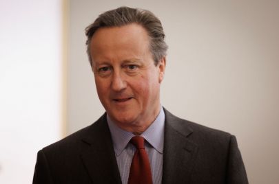 وزير الخارجية البريطاني ديفيد كاميرون ينتظر الترحيب بنظرائه العرب والإسلاميين في لانكستر هاوس في 22 نوفمبر 2023 في لندن